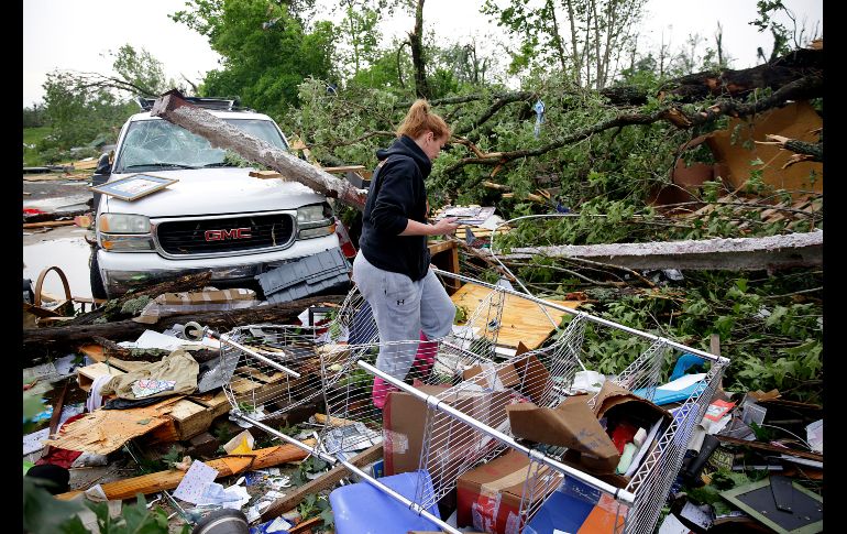 Michelle Underwood busca sus pertenencias entre escombros en Peggs, Oklahoma. AP/M. Simons