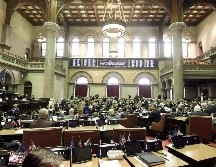 Miembros de la Asamblea del estado de Nueva York durante la aprobación del decreto. AP/H. Pennink