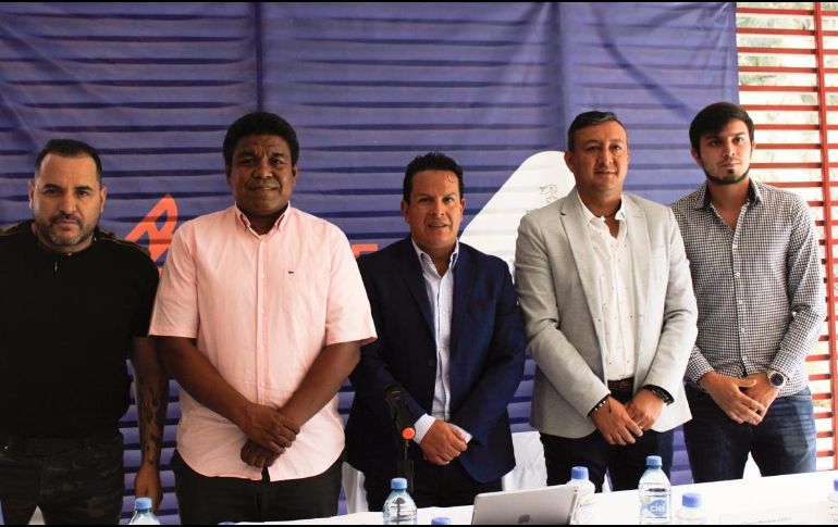 Melvin Brown (segundo de izquierda a derecha),coordinador de la AMFpro, extendió una invitación a todos los futbolistas 