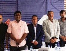 Melvin Brown (segundo de izquierda a derecha),coordinador de la AMFpro, extendió una invitación a todos los futbolistas 