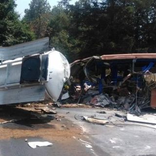 Pipa impacta autobús de staff de "El Buki"; hay un muerto