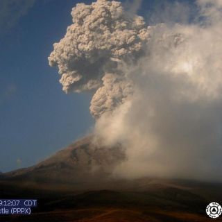 Reportan emisión de ceniza tras explosión en Popocatépetl