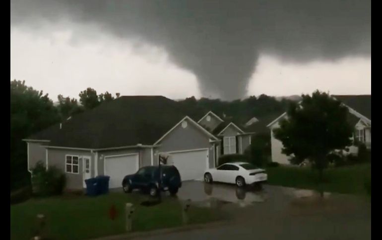 Toma de video de un tornado ayer en Carl Junction, Missouri. AP/C. Higgins