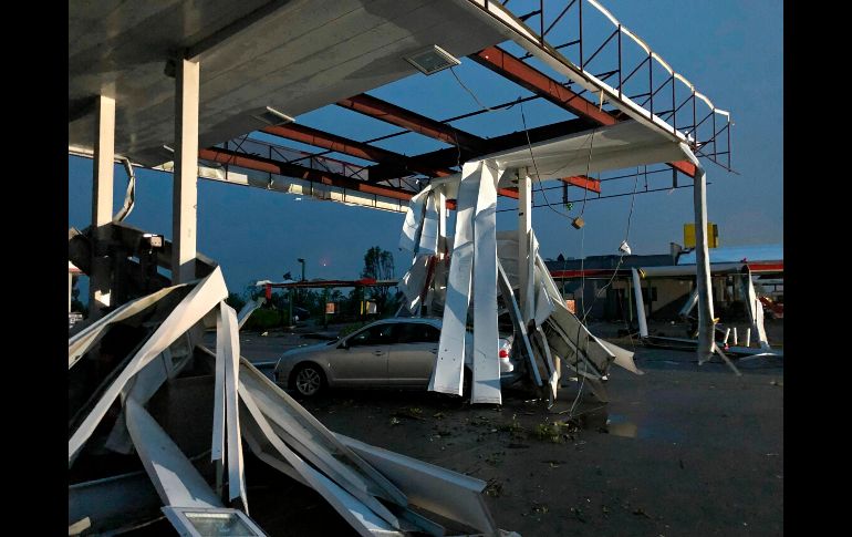 Una gasolinera tras el paso del tornado en Jefferson City, Missouri.