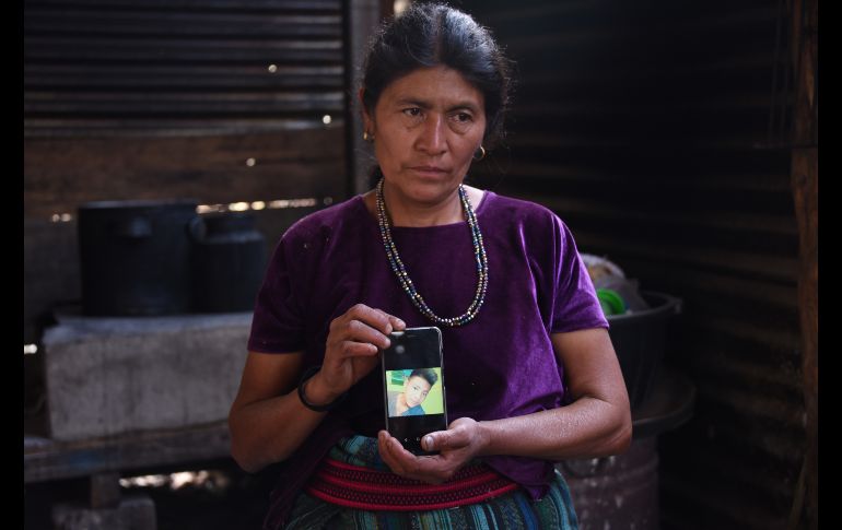La guatemalteca Rigoberta Vásquez muestra una foto de su hijo Carlos Hernández Vásquez, fallecido el pasado 20 de mayo en una estación de la Patrulla Fronteriza en Texas. La muerte de la niña salvadoreña fue anterior a las de los cinco menores migrantes que se han reportado. AFP/ARCHIVO