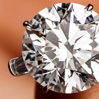 Pretender ser expertos y roban diamante millonario en París