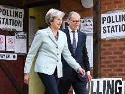 Theresa May y su marido Phillip salen tras votar en un colegio electoral de Sonning, Inglaterra. Más de 40 millones de británicos están llamados hoy a las urnas para votar en las elecciones europeas. EFE/N. Hall