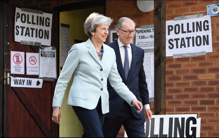 Theresa May y su marido Phillip salen tras votar en un colegio electoral de Sonning, Inglaterra. Más de 40 millones de británicos están llamados hoy a las urnas para votar en las elecciones europeas. EFE/N. Hall
