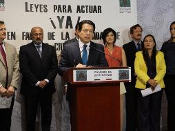Mario Delgado Carrillo, acompañado por diputados coordinadores de todas las fracciones parlamentarias, ofrecen una conferencia de prensa para abordar el tema de la Guardia Nacional. NTX/G. Granados