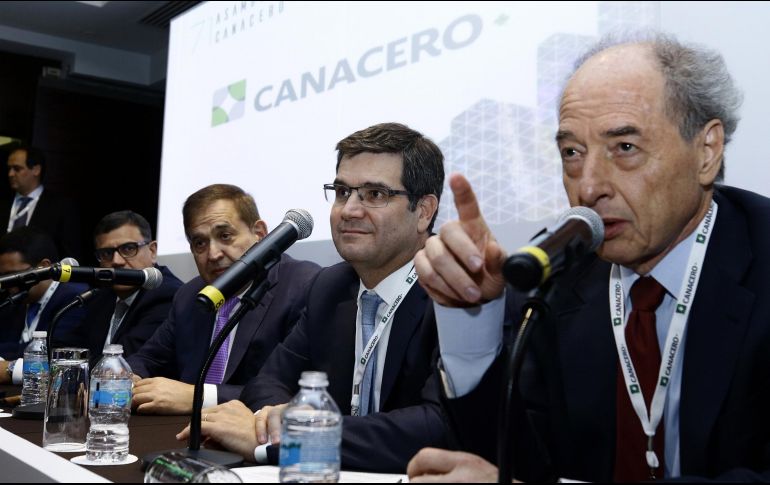 El presidente de la Canacero, Máximo Vedoya, acompañado por  Óscar Chaín, Alonso Ancira y Guillermo Vogel, participa en la 71 asamblea de este organismo. NTX/A. Monroy