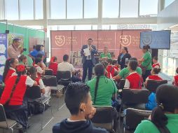 Fueron 17 niños sordos y seis ciegos los que escucharon (o leyeron los labios de las instructoras) sobre la dinámica ficticia. EL INFORMADOR / S. Blanco