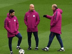 Versiones no confirmadas surgidas en Italia daban por hecho la llegada de Guardiola (C) al club de Turín. AFP/ARCHIVO