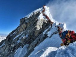 La imagen compartida por un montañista de la expedición Nirmal Purja's Project Possible muestra la fila de personas esperando turno para alcanzar la cima del Monte Everest. AFP