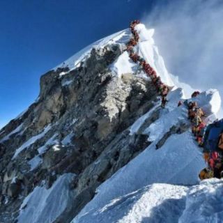 Atasco en el Everest, el día en que hubo que hacer fila para alcanzar la cima de la montaña más alta del mundo