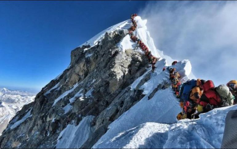La imagen compartida por un montañista de la expedición Nirmal Purja's Project Possible muestra la fila de personas esperando turno para alcanzar la cima del Monte Everest. AFP