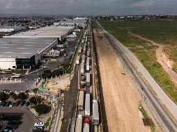 Diariamente, se aprecian largas filas de vehículos pesados al norte del país. AFP/ARCHIVO