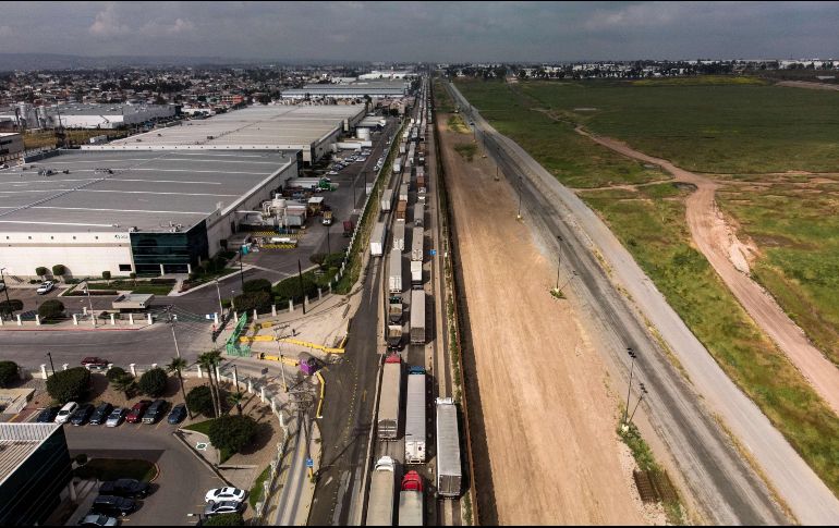 Diariamente, se aprecian largas filas de vehículos pesados al norte del país. AFP/ARCHIVO
