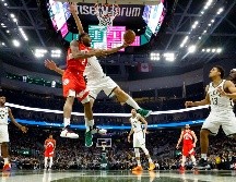 Kawhi Leonard lideró la ofensiva de los Raptors al aportar 35 puntos. AP/M. Gash