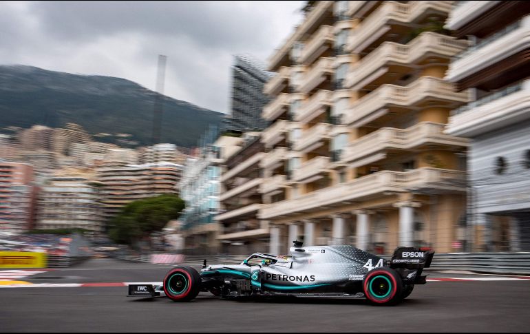 El pentacampeón británico no tuvo rivales en la sesión de ayer en el Gran Premio de Mónaco, sexta competencia de la temporada de la Fórmula Uno. AFP/A. Isakovic