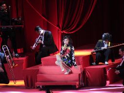 Mon Laferte ante los tapatíos en un ambiente de cabaret. EL INFORMADOR/E. Barrera