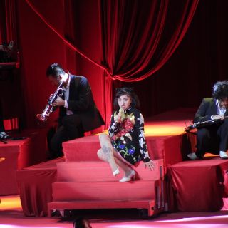 Mon Laferte evoca la estela de cabaret en el Telmex