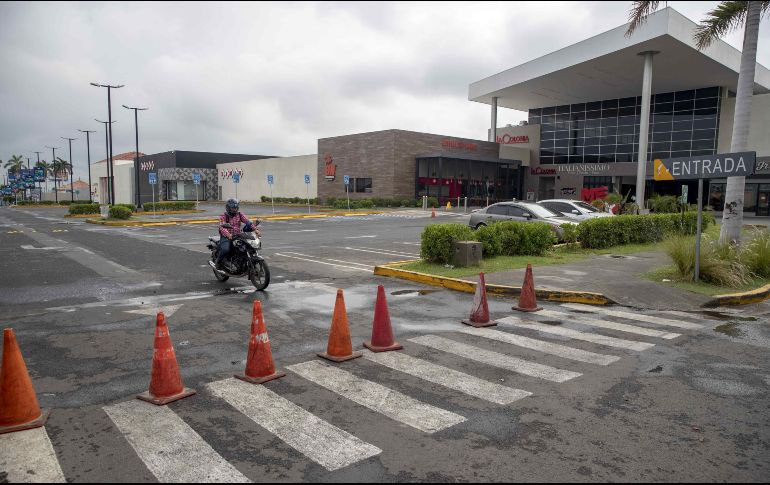 Tiendas cerradas en el centro comercial 