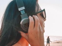 Los auriculares JBL Live incorporan la función Ambient Aware, que facilita controlar la cantidad de ruido externo que se desea escuchar. TWITTER / @JBLaudio