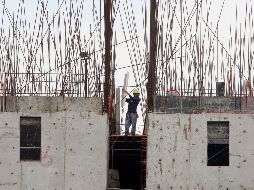 La economía mexicana marcó esta contracción intertrimestral del 0.2 % debido a la caída del sector servicios del 0.6%, parcialmente compensada por el alza del sector agrícola (0.7%) e industrial (0.7%). EFE / ARCHIVO