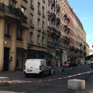 Macron habla de "ataque" tras la explosión en el centro de Lyon