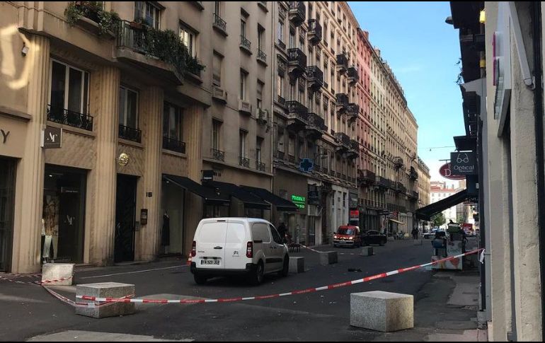 La fiscalía de Lyon (este de Francia) trabaja con la hipótesis principal de que el origen del estallido está en un paquete bomba colocado junto a una panadería de una conocida franquicia. TWITTER / @prefetrhone