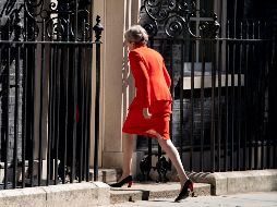 La primera ministra británica, Theresa May, regresa al interior de Downing Street tras hacer el anuncio de su dimisión este viernes. EFE/W. Oliver