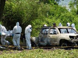 En la batea de la unidad se hallaron los cuerpos de tres de las víctimas, mientras que los otros dos estaban en la cabina, precisaron fuentes de la policía. FOTO / G. Ruíz