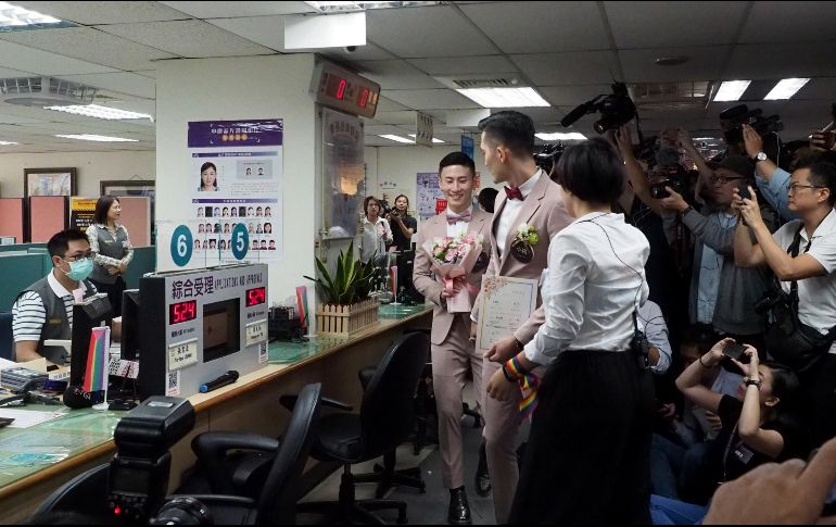 Una pareja del mismo sexo acude a la oficina de registro en Taipei este viernes. EFE/D. Chang