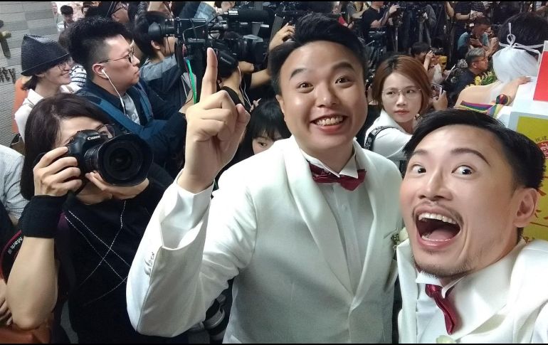 Una veintena de parejas homosexuales acudieron hoy a los juzgados taiwaneses para registrar oficialmente su matrimonio. EFE/D. Chang