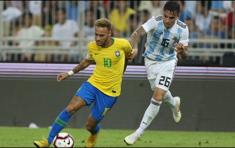 Algunos exfutbolistas llegaron a pedir que se le retirara a Neymar el brazalete de capitán.  AFP/ARCHIVO