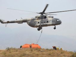 Se desplomó el helicóptero MI-17 mientras realizaba un trabajo para contener un incendio forestal. TWITTER / @AztecaNoticias