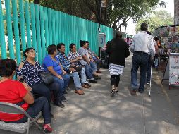 Pacientes y familiares esperan ser atendidos a las afueras de los hospitales del Seguro Social este viernes, en la Ciudad de México. EFE/M. Guzmán