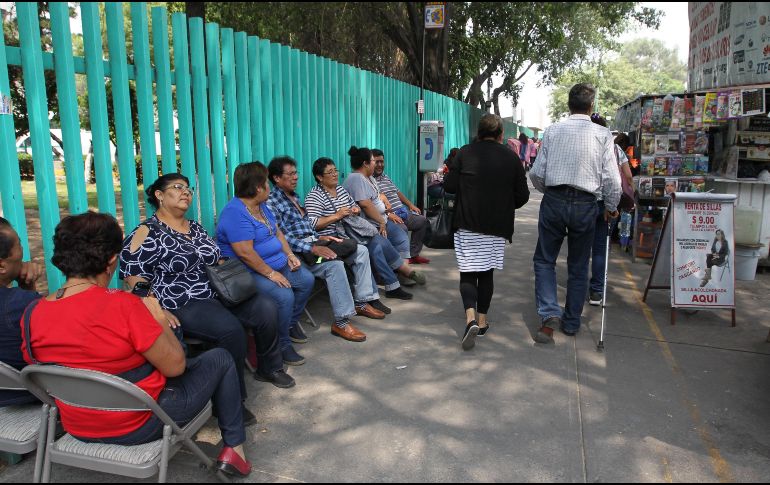 Pacientes y familiares esperan ser atendidos a las afueras de los hospitales del Seguro Social este viernes, en la Ciudad de México. EFE/M. Guzmán