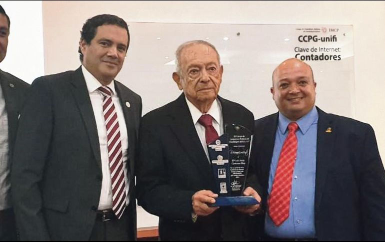 El reconocimiento fue en conmemoración de los 60 años del Colegio de Contadores Públicos de Guadalajara. EL INFORMADOR / A. Gallegos