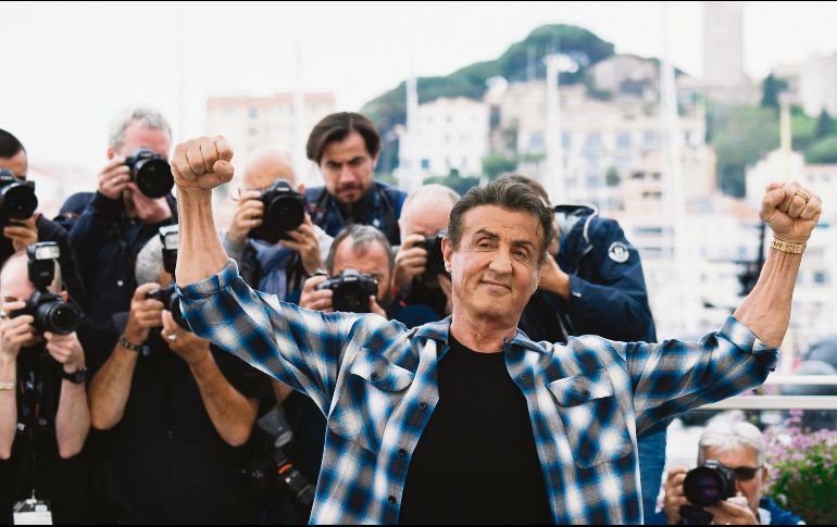 Sylvester Stallone posa ante las cámaras de los fotógrafos, a su paso por la alfombra roja en Cannes. AFP