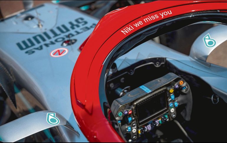 El monoplaza de Valtteri Bottas, de la escudería Mercedes, luce una leyenda en honor a Niki Lauda, al igual que otros autos de la parrilla. AFP