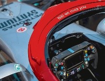 El monoplaza de Valtteri Bottas, de la escudería Mercedes, luce una leyenda en honor a Niki Lauda, al igual que otros autos de la parrilla. AFP