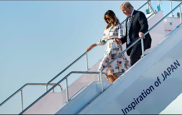 Trump y su esposa Melania fueron recibidos al pie de la escalerilla por el ministro japonés de Asuntos Exteriores, Taro Kono. AFP / B. Smialowski