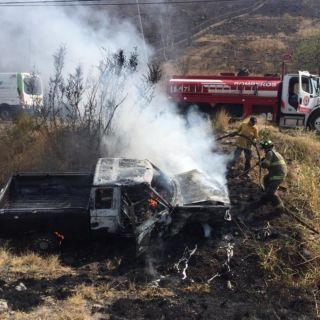 Tras volcar camioneta, muere persona en Tlajomulco