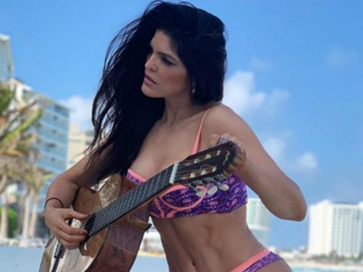  Con baile en bikini, Ana Bárbara promociona su nueva canción