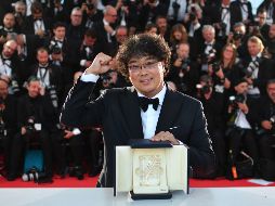 Bong Joon-ho posa con el galardón ante los medios tras la ceremonia. AFP/A. Pizzoli