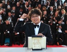 Bong Joon-ho posa con el galardón ante los medios tras la ceremonia. AFP/A. Pizzoli