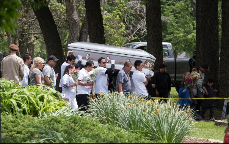 Cientos de personas, incluidos miembros de la comunidad local que no conocían a la víctima, llenaron el interior y las inmediaciones de la casa funeraria Mount Auburn. AP/R. Majewski-Chicago Sun Times