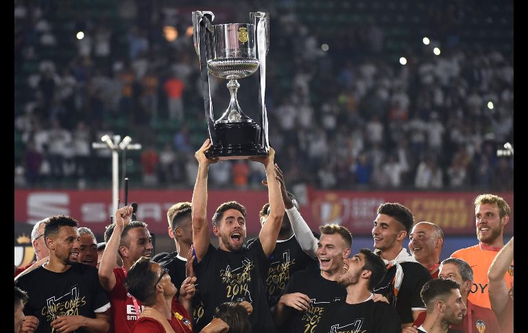 Los jugadores del Valencia celebran tras derrotar a los culés. AFP/J. Jordan