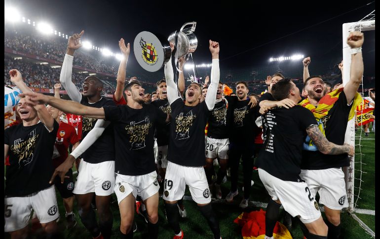 En el año de su centenario, el Valencia vuelve a levantar este trofeo once años después. AP/M. Morenatti